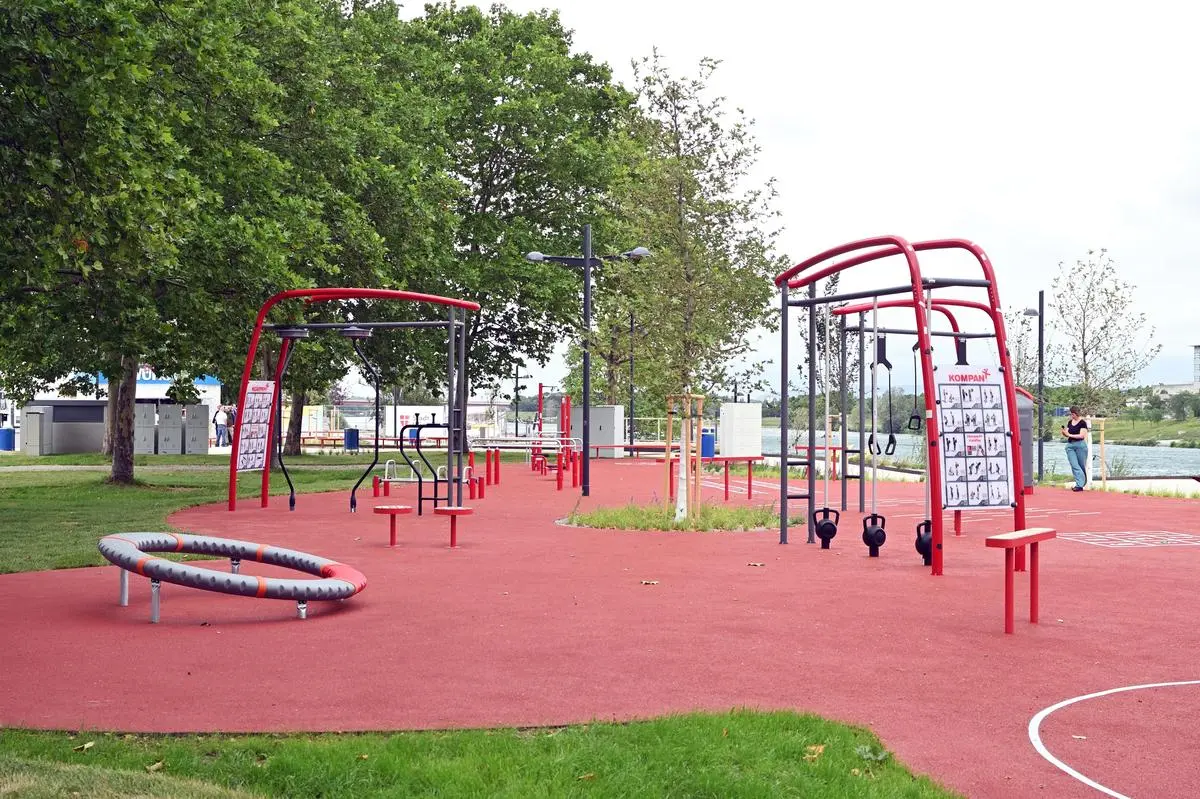 The fitness place with the adjustable sports equipment.