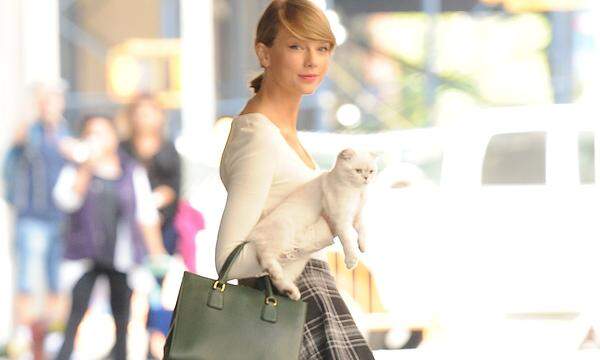 Taylor Swift mit Katze Olivia Benson. 