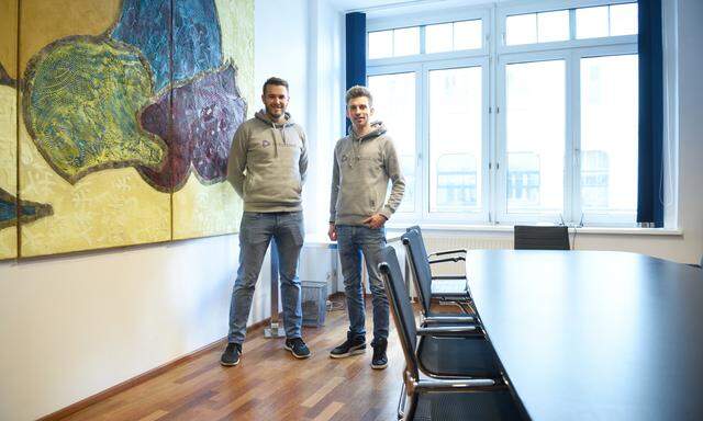 Refurbed-Gründer Peter Windischhofer und Kilian Kaminski in ihrem Wiener Büro.
