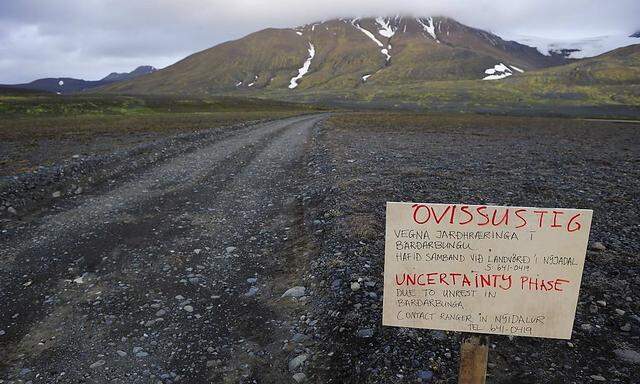 Ein Schild warnt vor den Erdbeben am Vatnajökull-Gletscher. 