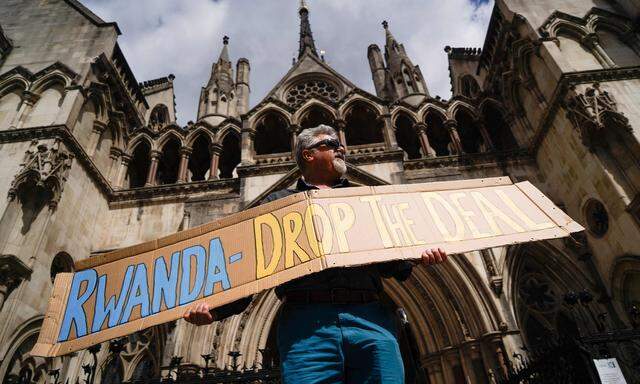 Proteste gegen den Asyldeal mit Ruanda vor dem Obersten Gericht in London. 