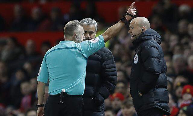 United-Trainer Mourinho wurde am Sonntag wieder einmal auf die Tribüne verbannt.