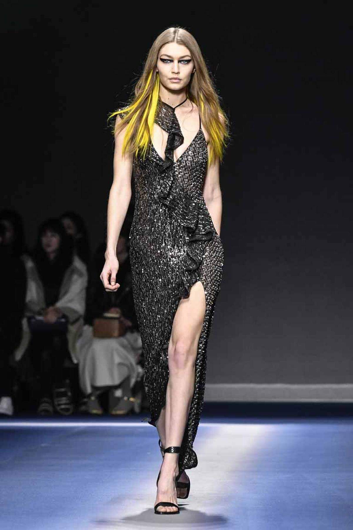 Feminismus ist der neue Trend in der Mode. Donatella Versace ist es bei der Mailänder Modewoche am Freitagabend nicht nur um Kleidung, sondern vor allem um Haltung gegangen - wie schon am Vortag bei Miuccia Prada. "Equality" (Gleichberechtigung), "Courage" (Mut), "Unity" (Einigkeit) - mit diesen Botschaften bedruckte Versace viele Teile ihrer Kollektion Herbst/Winter 2017/18.