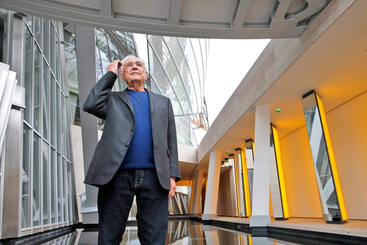 Eine Retrospektive im Centre Pompidou zeigt andere Stationen aus Frank Gehrys Karriere.   und die Walt Disney Concert Hall in Los Angeles (1989–2003, M. u.).