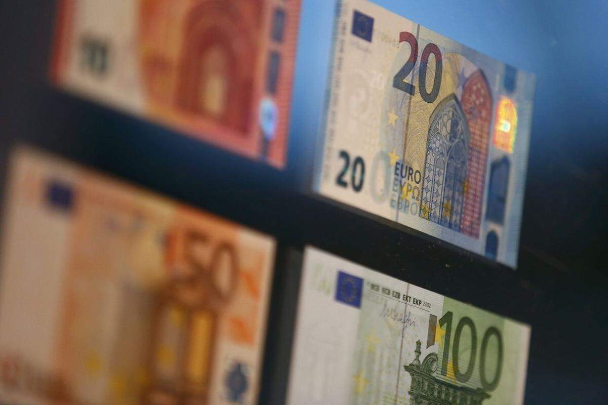 In den kommenden Jahren sollen auch die Banknoten aller noch ausstehenden Nennwerte ausgetauscht werden, um Fälschern das Handwerk schwerer zu machen. In aufsteigender Reihenfolge die Noten mit den höheren Nennwerten: 50, 100, 200 sowie 500 Euro.