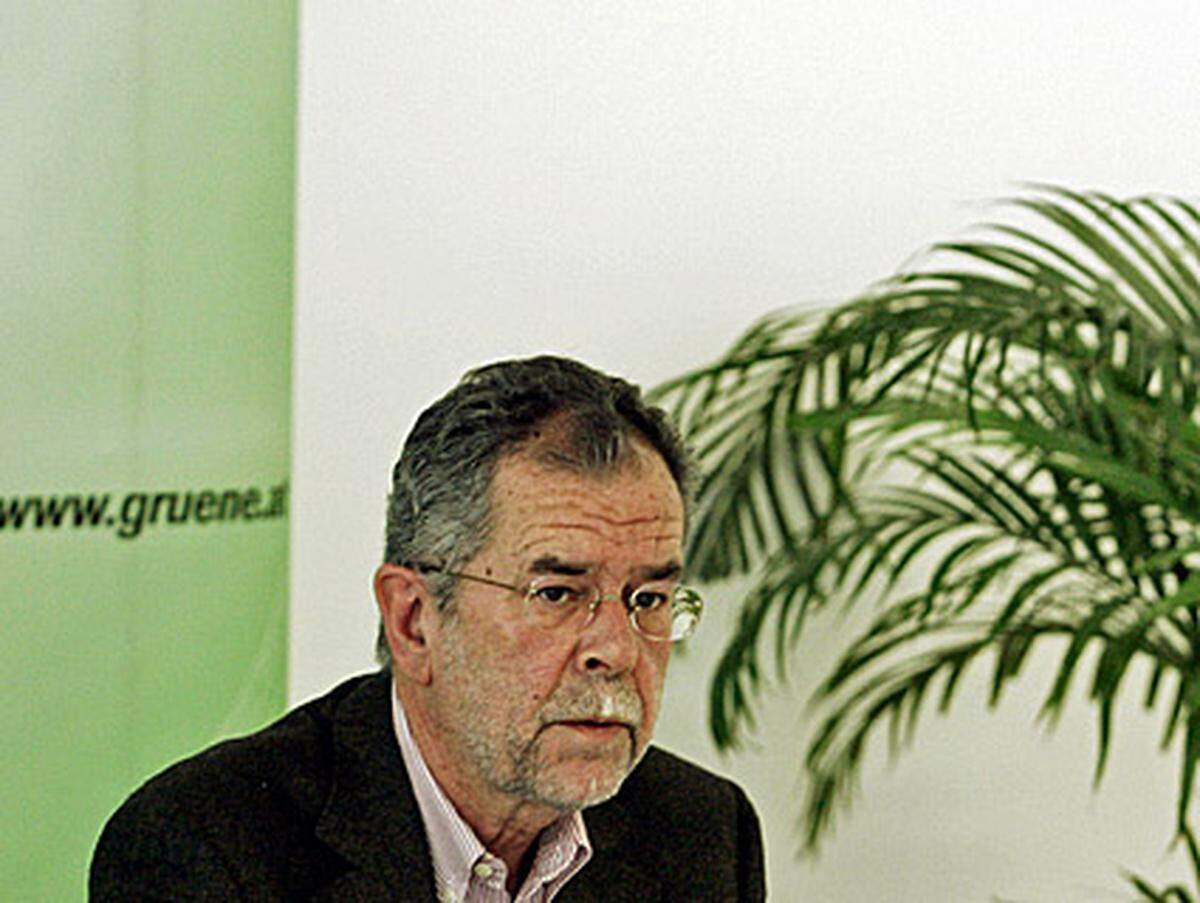 Seine politische Karriere startete Van der Bellen recht spät. Entdeckt wurde der Volkswirtschaftsprofessor vom grünen Urgestein Peter Pilz. 1992 kandidierte er für die Grünen für das Amt des Rechnungshofpräsidenten, 1994 wurde er Nationalratsabgeordneter.