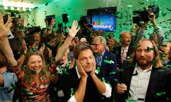 Grünen-Bundeschef Robert Habeck nannte das Ergebnis historisch für die Grünen und auch für Bayern. "Das ist die Stärke der Menschen in Bayern", sagte er.  "Das Ergebnis ist einfach nur wow!", fand auch Co-Grünen-Chefin Annalena Baerbock.