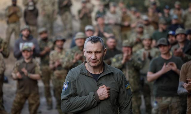 Archivbild vom 11. April. Der Kiewer Bürgermeister Vitali Klitschko bei einer Auszeichnungszeremonie für Kämpfer, die vor kurzem von der Frontlinie im Gebiet Bakhmut in der Region Donezk zurückgekehrt sind.