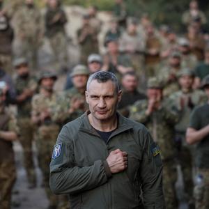 Archivbild vom 11. April. Der Kiewer Bürgermeister Vitali Klitschko bei einer Auszeichnungszeremonie für Kämpfer, die vor kurzem von der Frontlinie im Gebiet Bakhmut in der Region Donezk zurückgekehrt sind.