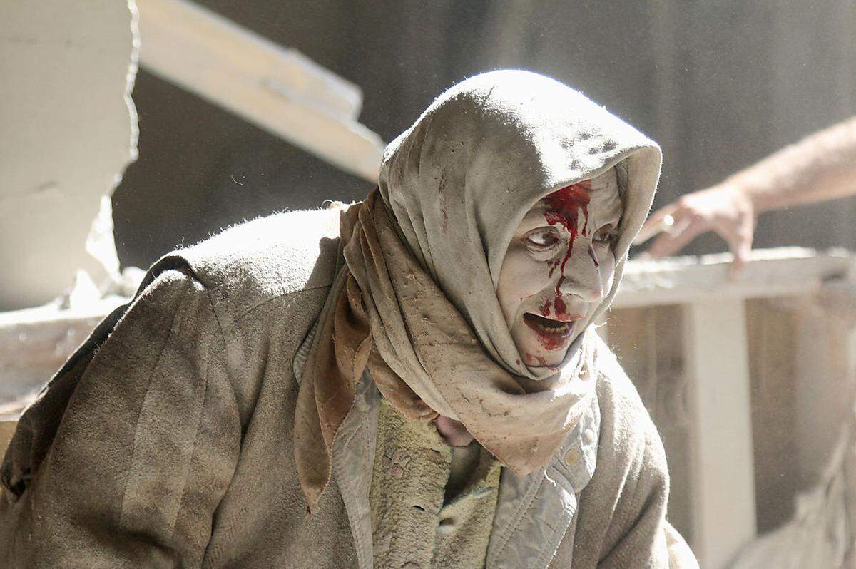 28. April. Es ist ein einprägsames Foto von den Gefechten in der syrischen Stadt Aleppo: Eine Frau, die vom Staub zusammenbrechender Häuser nach einem Luftangriff völlig bedeckt ist. Mitte Dezember nahm das Regime unter Machthaber Bashar al-Assad einen Großteil des von Rebellengruppen kontrollierten Ostteils der Stadt ein.