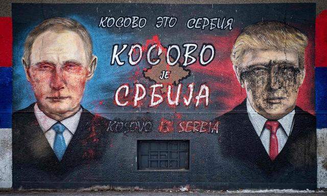 „Kosovo ist Serbien“ steht auf diesem verunstalteten Bild in Belgrad: Putin und Trump sind hier sichtlich wichtiger als die EU.