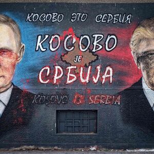 „Kosovo ist Serbien“ steht auf diesem verunstalteten Bild in Belgrad: Putin und Trump sind hier sichtlich wichtiger als die EU.