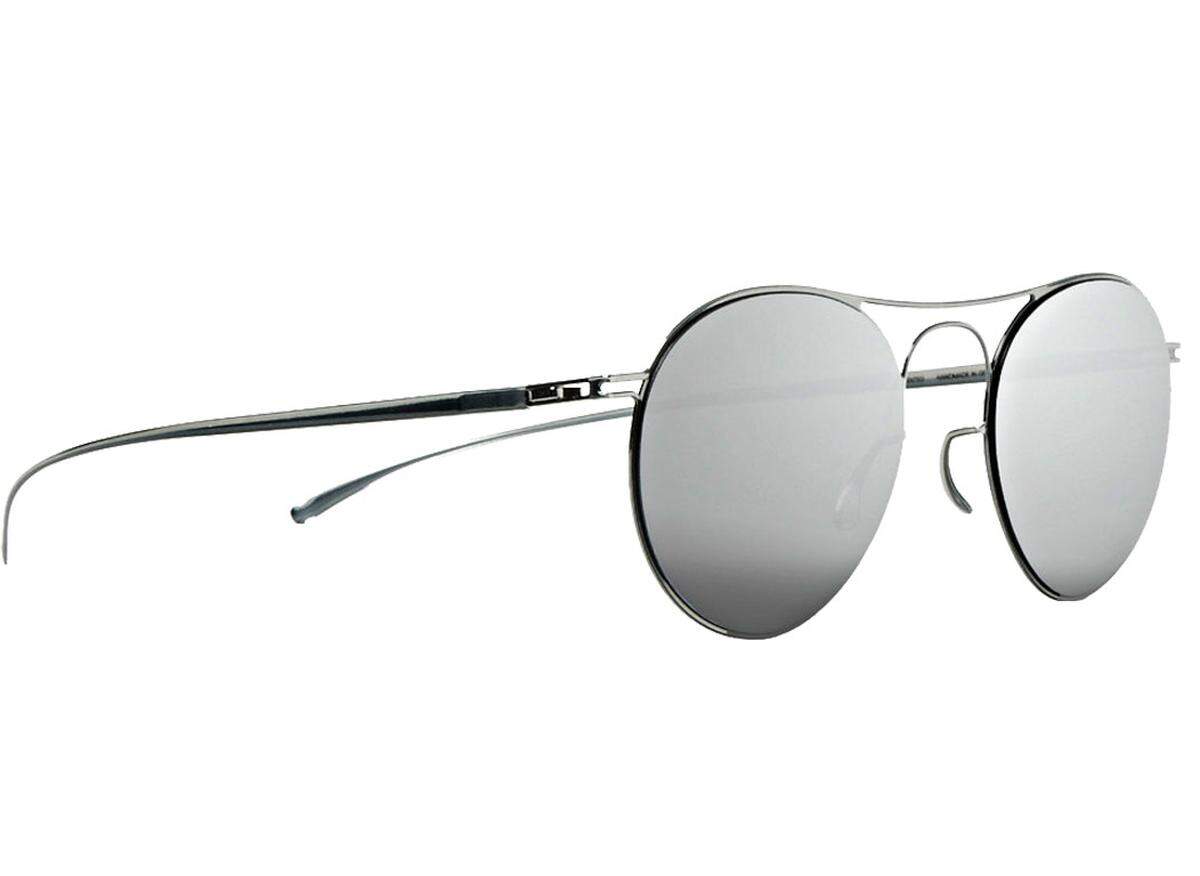 Sonnenbrille von Maison Margiela und Mykita, 375 Euro, www.mrporter.com.  