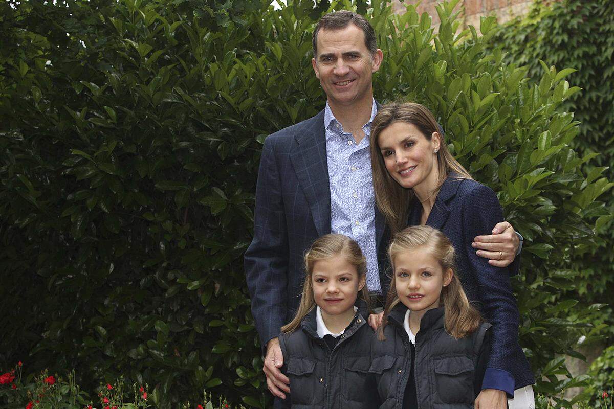 "Eine neue Generation mit neuer Energie beansprucht zu Recht eine Hauptrolle", erklärte König Juan Carlos in seiner Abschiedsrede mit Blick auf Felipe, dessen Frau Letizia und ihre zwei Töchter Leonor und Sofia.