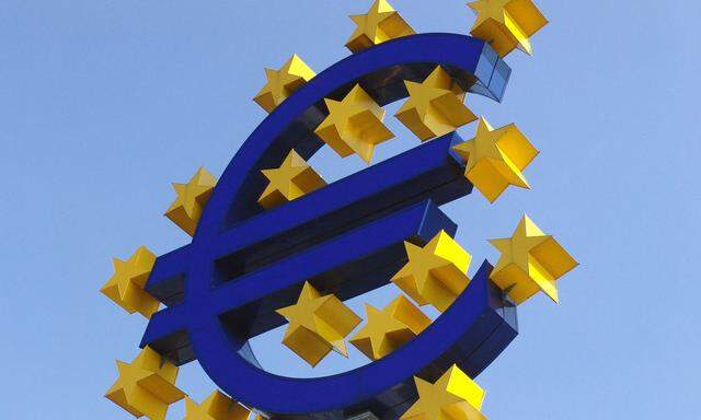 Symbol Euro Logo vor der Europaeischen Zentralbank