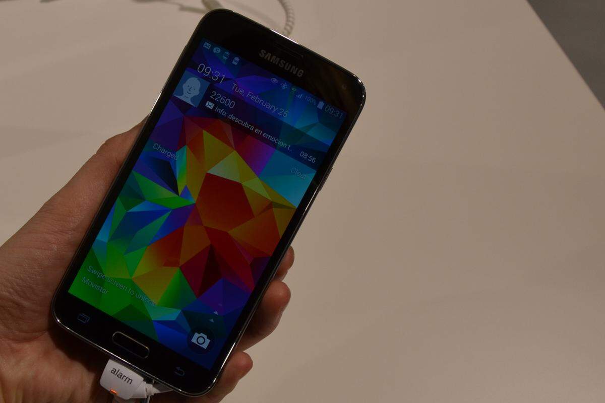 Samsungs neues Galaxy S5 ist dem neuesten iPhone 5S namentlich zum Verwechseln ähnlich. Tatsächlich haben die Koreaner auch eines der wichtigsten Merkmale übernommen: den Fingerabdruckscanner. Es ist aber nicht die einzige Besonderheit des neuen Galaxy. DiePresse.com hat sich am Mobile World Congress in Barcelona einen ersten Eindruck gemacht.