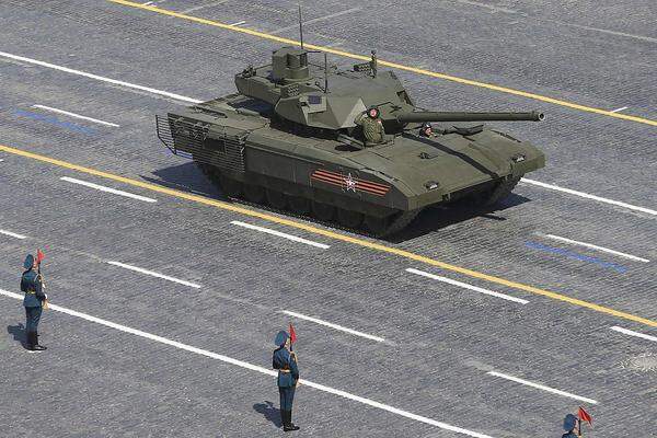 Russland hat erstmals auch den neuen Superpanzer T-14 Armata präsentiert. Die Kampfmaschine aus der Rüstungsschmiede Uralvagonzavod bei Jekaterinburg wird von den Streitkräften als Inbegriff einer neuen Panzer-Generation angepriesen. Experten loben den rund 50 Tonnen schweren Koloss als "erste echte Innovation Russlands seit dem Zerfall der Sowjetunion".