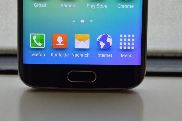 Einigen Design-Merkmalen bleibt Samsung auch beim Galaxy S6 Edge treu. So darf der physische Home-Button nicht fehlen. Dieser dient nicht nur zur Navigation, sondern auch zum Entsperren des Geräts mit dem Fingerabdruck, und auch um die Kamera durch ein Doppel-Tippen aus dem Standby-Modus zu starten. Und das funktioniert jedes Mal ohne Probleme.