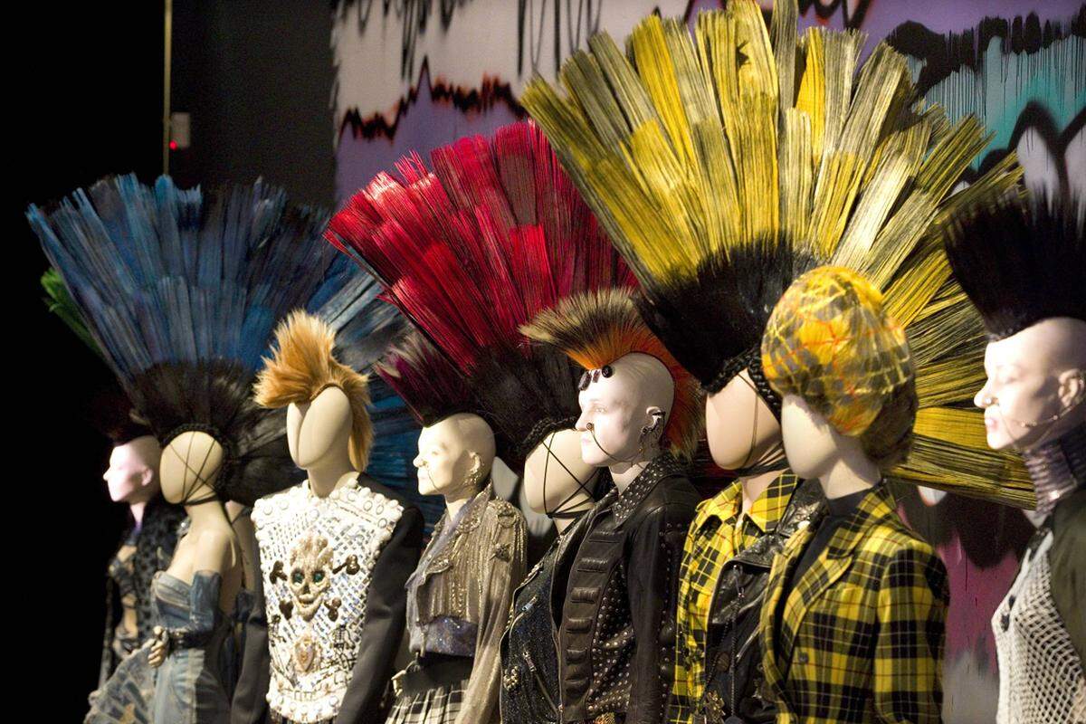 Gaultier hat die Dragqueen im Grand Palais in den Kreis seiner Mannequins aufgenommen, mit denen er zu Beginn der 80er-Jahre für Aufsehen sorgte. Denn Gaultier war der erste, der mit androgynen Models arbeitete.