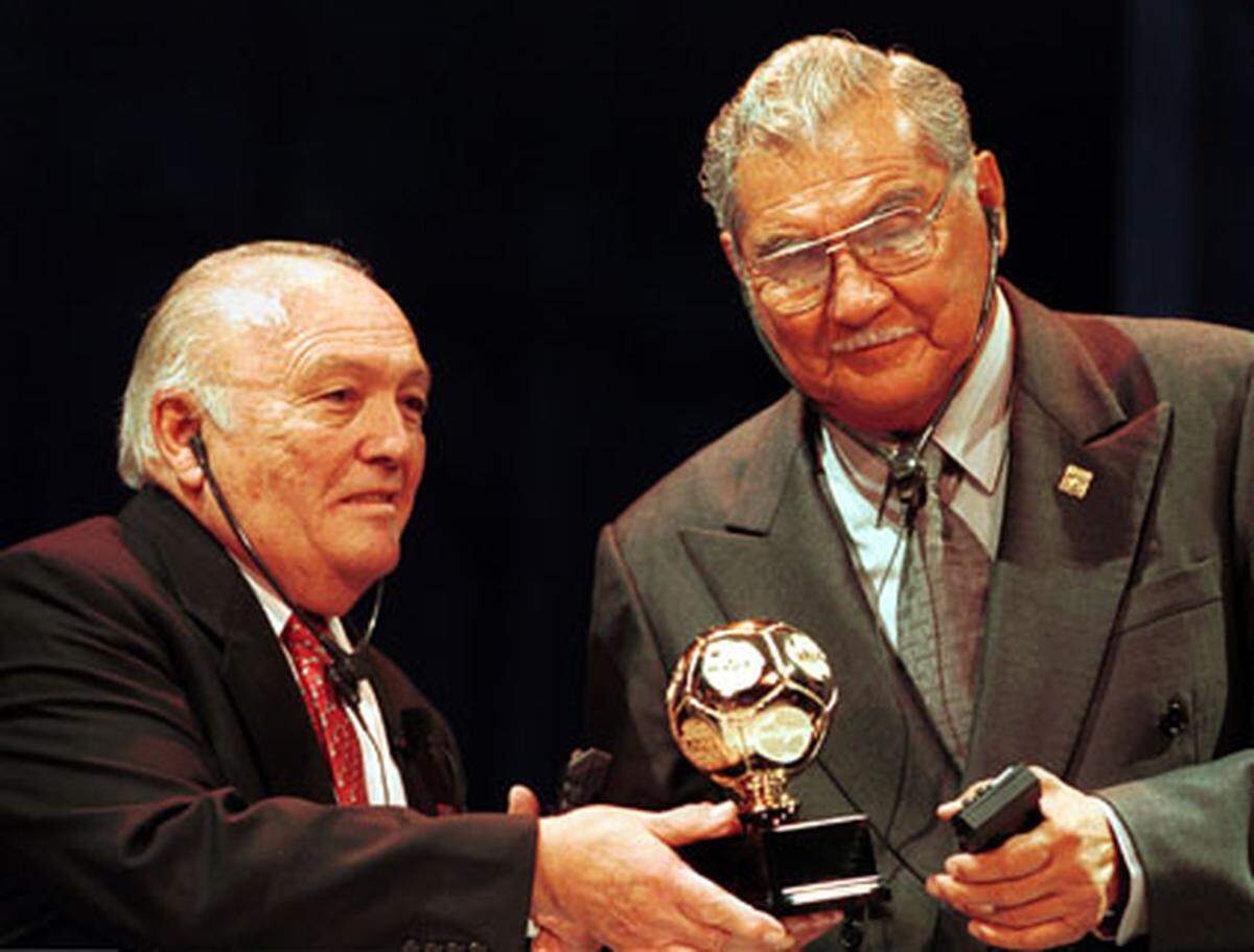Diese Bestmarke muss sich Lothar Mätthaus mit dem Mexikaner Antonio Carbajal (im Bild rechts) teilen, der von 1950 bis 1966 ebenso wie der Deutsche fünfmal an einer WM teilgenommen hat.
