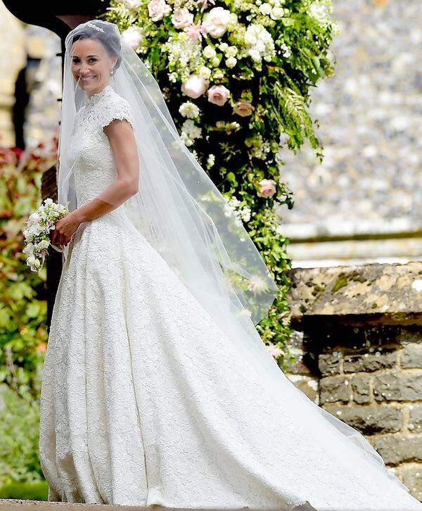 Dass eine Partyplanerin viel Wert auf die perfekte Hochzeit legen würde, scheint nachvollziehbar - umso mehr dann, wenn sie selbst durch eine andere Hochzeit berühmt wurde: Pippa Middleton, Schwester der britischen Herzogin Kate, heiratete am Wochenende in der englischen Grafschaft Berkshire den Finanzmanager James Matthews - Middleton trug dafür ein Kleid des Londoner Designers Giles Deacon. Die hochgeschlossene Kreation mit kurzen Ärmeln war so mit Spitze besetzt, dass eine nahtlose Optik entstand. Die Schuhe, perlenbesetzt und elfenbeinfarben, wurden extra für das Outfit angefertigt - von Manolo Blahnik.