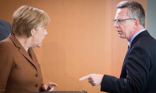 Deutschlands christdemokratische Bundeskanzlerin, Angela Merkel, stellt sich weiter hinter ihren Innenminister, Thomas de Maizière. Doch die Kluft in der Union wird tiefer.