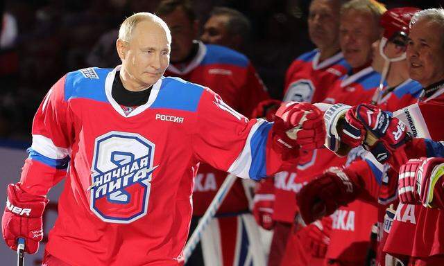 Wladimir Putin bei einem Allstars-Eishockey-Spiel am Wochenende in Sotschi.