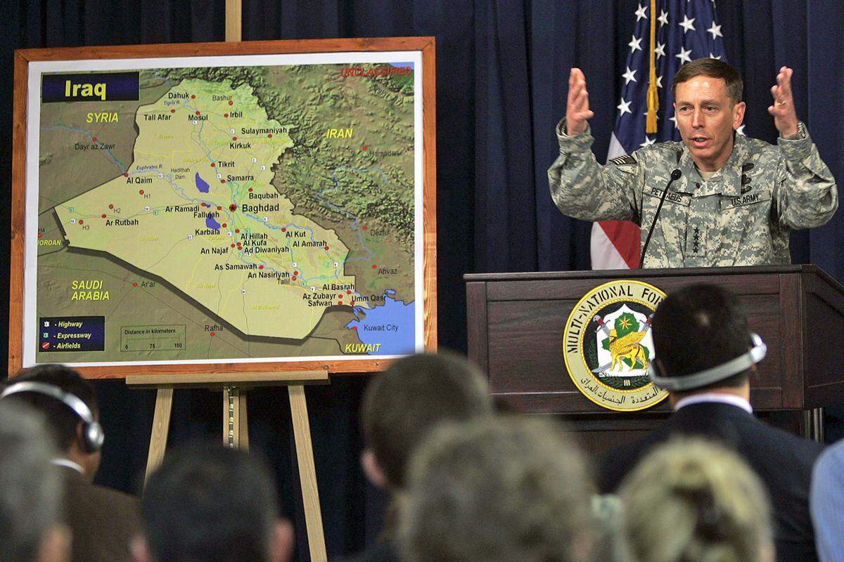 Seinen größten militärischen Coup landete Petraeus, der von seinen Gefolgsleuten oft "General-Wunderkind" oder "König David" gerufen wurde, im März 2003. Die USA fürchteten damals im Irakkrieg ein militärisches Debakel, Petraeus leitete die Wende ein.