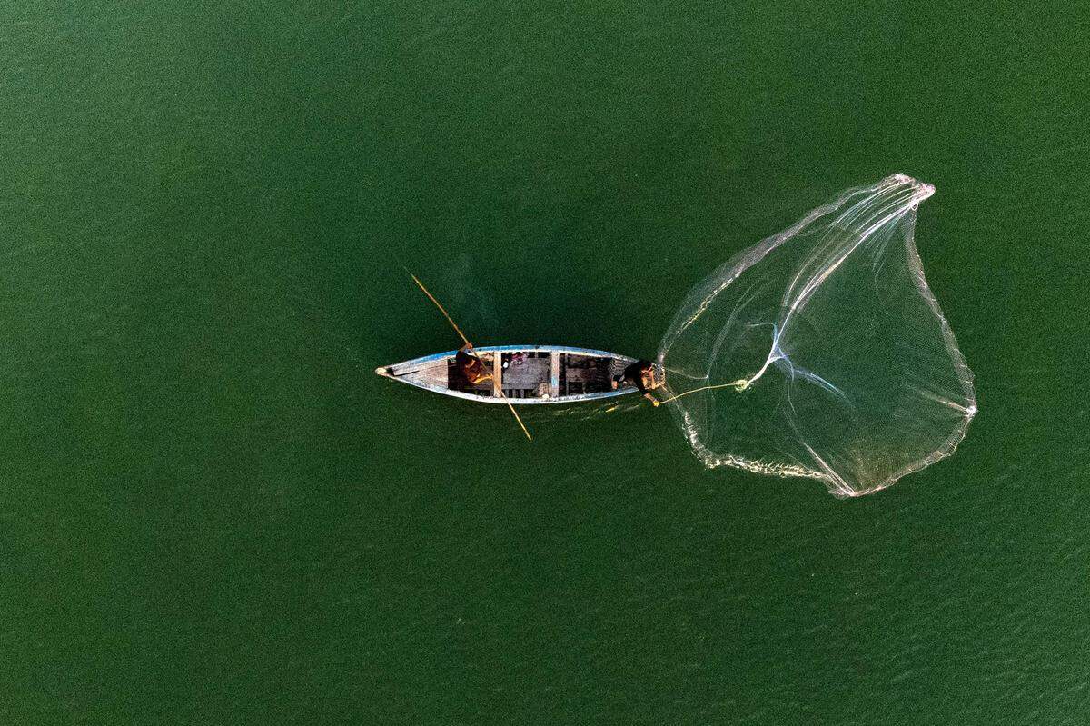 23. September. Ein Fischer wirft sein Netz in den Schatt al-Arab Fluss in Basra, einer Stadt im Süden Iraks. 