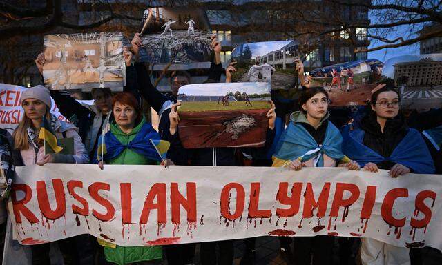 Protests against IOC President Bach in Essen