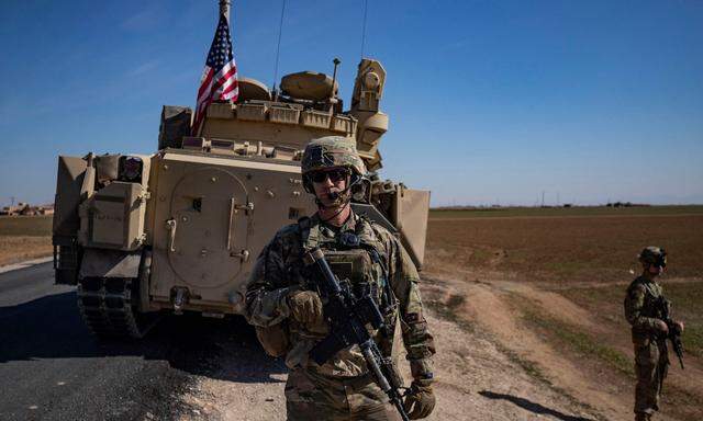 US-Truppen in der syrischen Provinz al-Hasaka nahe der türkischen Grenze. Mit Luftangriffen ist das US-Militär nach eigenen Angaben gegen die iranischen Revolutionsgarden und ihre Verbündeten im Osten Syriens vorgegangen. Zuvor hatte es vermehrt Angriffe auf amerikanische Stützpunkte gegeben.