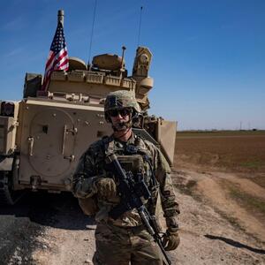 US-Truppen in der syrischen Provinz al-Hasaka nahe der türkischen Grenze. Mit Luftangriffen ist das US-Militär nach eigenen Angaben gegen die iranischen Revolutionsgarden und ihre Verbündeten im Osten Syriens vorgegangen. Zuvor hatte es vermehrt Angriffe auf amerikanische Stützpunkte gegeben.