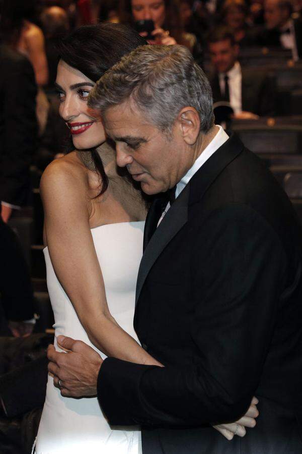 Auch George Clooney kürzlich erst Vater von Zwillingen geworden. Auch nach Geburt sind die frischgebackenen noch zum Scherzen aufgelegt. "Ella, Alexander und Amal sind alle gesund, glücklich, und es geht ihnen gut", ließ das Promi-Paar durch einen Sprecher mitteilen. "George ist betäubt und sollte sich in einigen Tagen wieder erholen." Mit 56 Jahren ist der Hollywood-Star erstmals Vater geworden.