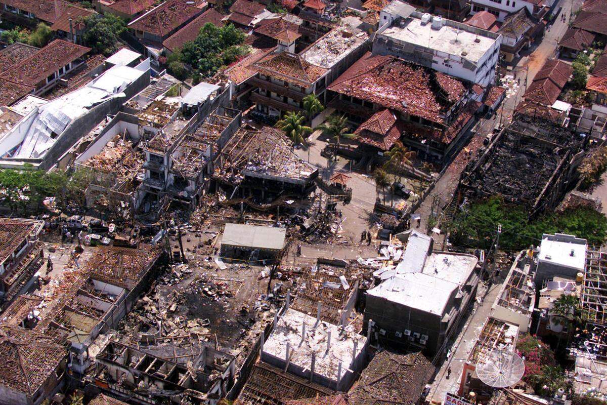 Ein Nachtklub auf der indonesischen Ferieninsel Bali wird zum Ziel eines Bombenangriffs. 220 Menschen sterben durch die Explosion, die meisten davon Touristen. Am 1. Oktober 2005 kehrte der Terror auf die Insel zurück. 25 Menschen werden bei einem Anschlag getötet. Es gibt mehr als Hundert Verletzte.