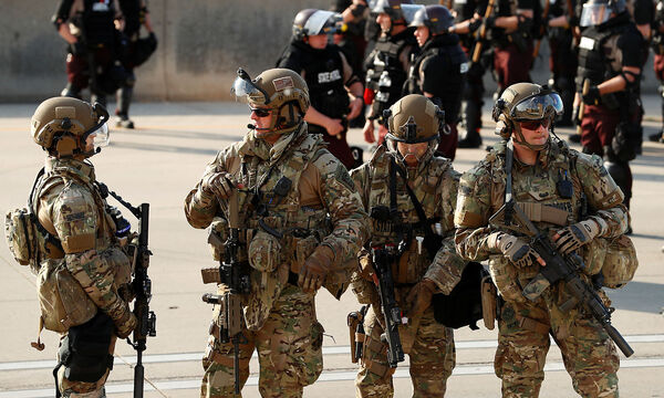 Ein Swat-Team der Polizei marschiert während der Proteste in Minneapolis auf.