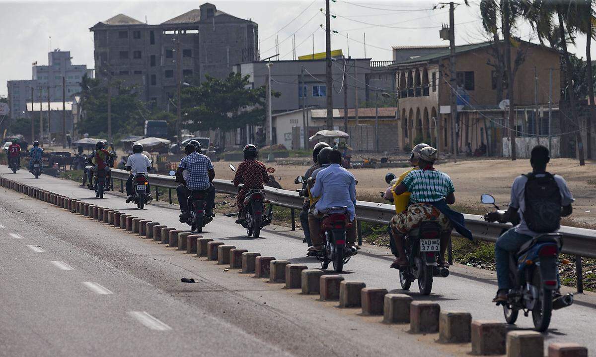 Benin gehört zu den ärmsten Ländern weltweit und macht doch an manchen Stellen einen geordneten Eindruck. Die Motorräder etwa haben hier eine eigene Fahrspur auf den Straßen.