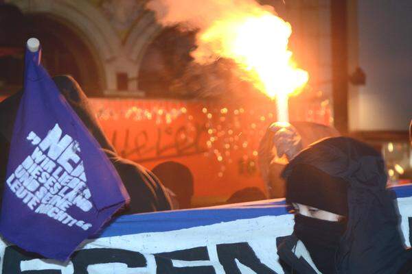 Mit Trommeln und Rasseln erreicht der Protestzug den Stephansplatz: „Say it loud and say it clear, Nazis are not welcome here“, ist der Leitspruch.