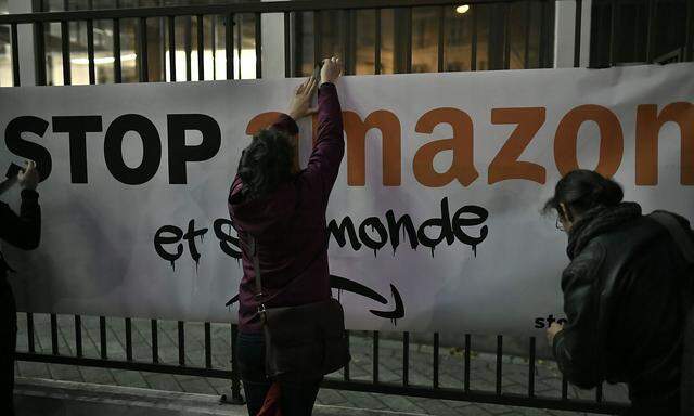 FRANCE-BLACK-FRIDAY-ENVIRONMENT-DEMO