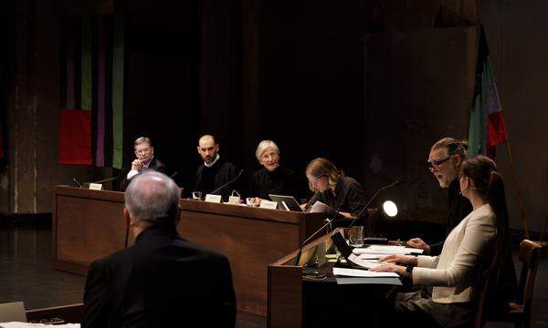 Inszenierte öffentliche Gerichtssitzung: „Wiener Prozess“ im Odeon.