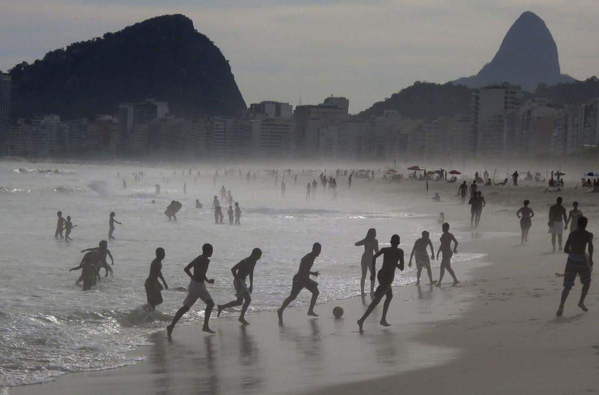 Die Copacabana ist 5,08 km² groß und weist mit 35.000 Bewohnern pro km² die höchste Bevölkerungs- und Touristendichte Rios auf.