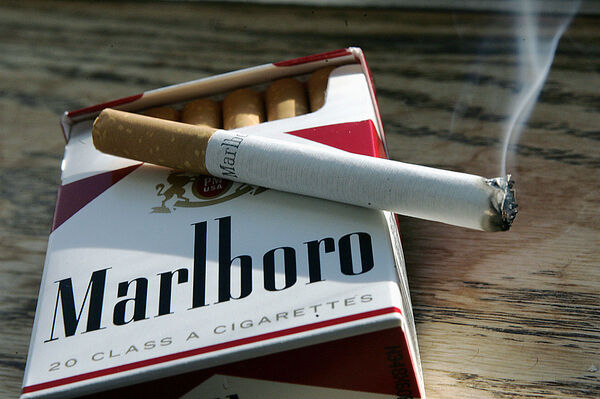 Branche: Tabak  Auch wenn die Zahl der Raucher in Europa und den USA abnimmt - nicht aber in den Schwellenländern. Und Philip Morris ist international sehr gut aufgestellt. 