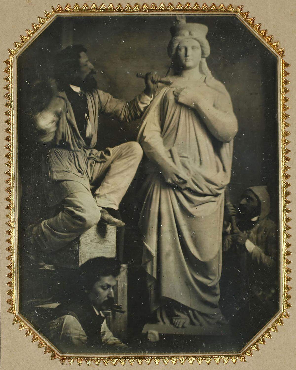 Anonym: Der Bildhauer Hans Gasser und Werkstattgehilfen bei der Arbeit, 1855-1857 Alles gestellt: Der Bildhauer bearbeitet hier gar keinen Marmor, wie am Foto suggeriert wird. Es war eine Gipsfigur. 