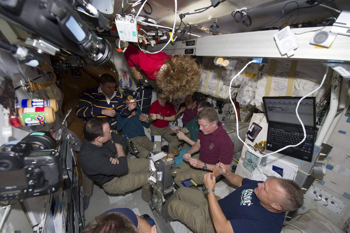Zunächst musste die hunderte Kilo schwere Pumpe abmontiert werden. Die Astronauten wurden dabei von einem Roboterarm unterstützt, der von der ISS aus gesteuert werden kann.