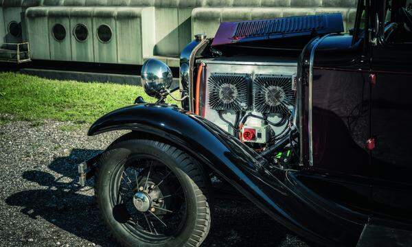 Elektromotor und Regler, sprich Leistungselektronik,  finden im Vorderwagen Platz. Spitzenleistung: 45 kW.