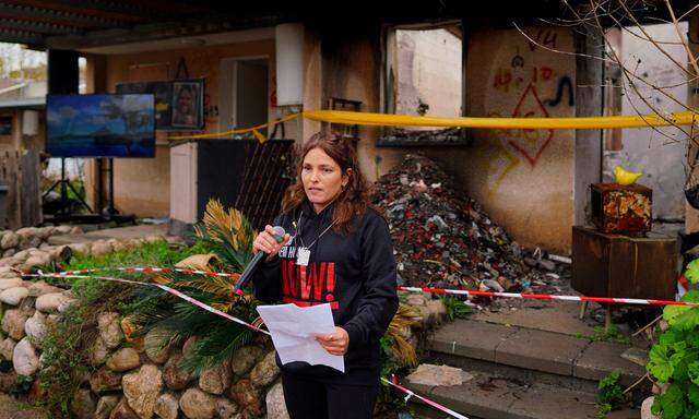 Amit Soussana vor ihrem Haus im Kibbuz Kfar Aza Ende Jänner. 