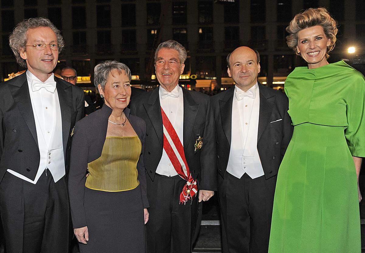 Die Gästeliste des Wiener Opernballs war auch 2011 lang und vielschichtig: Bundespräsident Heinz Fischer mit seiner Frau Margit, Dirigent Franz Welser-Möst (ganz li), Staatsoperndirektor Dominique Meyer (2vr) und "Ballmutter" Desirée Treichl-Strürgkh (ganz re).
