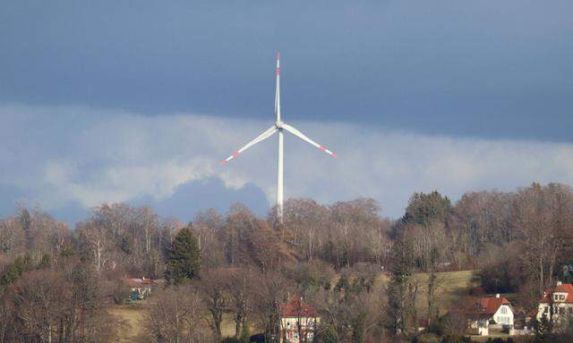 Mehr Windräder sorgen für Strom, aber auch wieder mehr Kohlekraftwerke.  