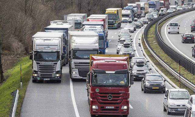 AUT 2016 03 26 THEMENBILD FEATURE STAU AM OSTERWOCHENENDE AUF DER INNTALAUTOBAHN RICHTUNG GRENZE K