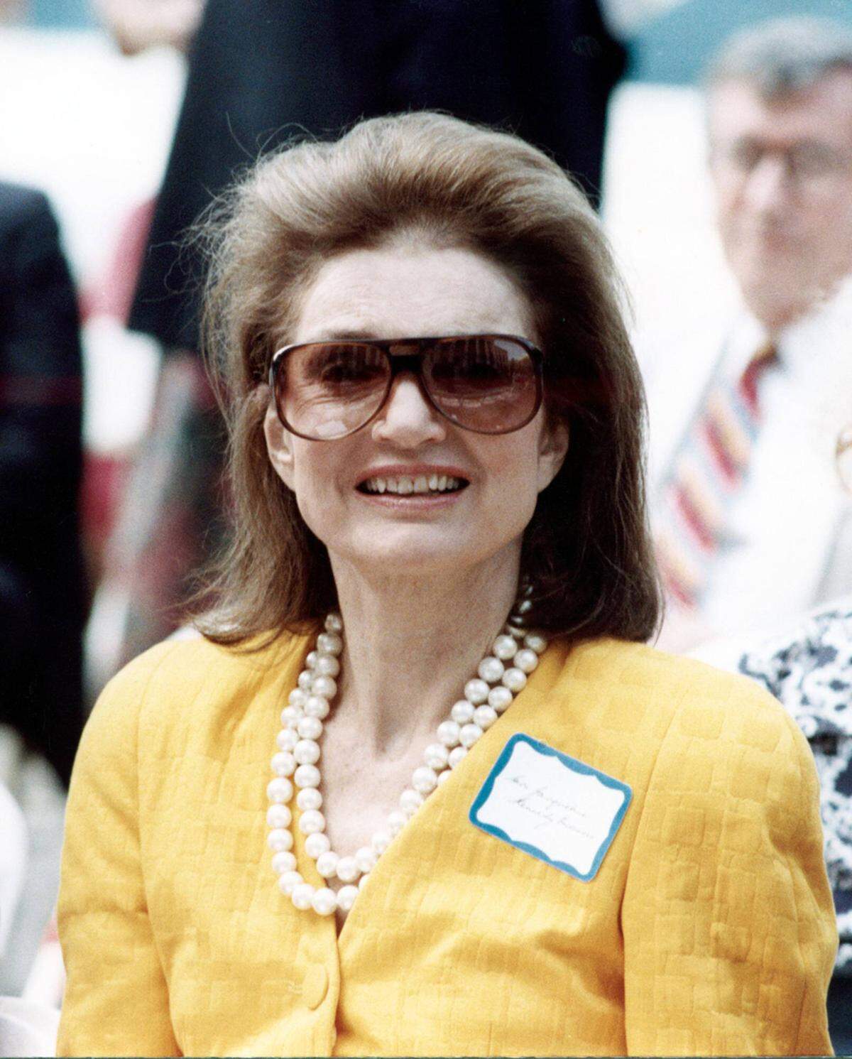 Zu den bleibenden Einflüssen ihrer Zeit in Washington zählen die Restaurierungs- und Umbauarbeiten im Weißen Haus. Nach Onassis' Tod 1975 zog sie nach New York und arbeitete als Lektorin.