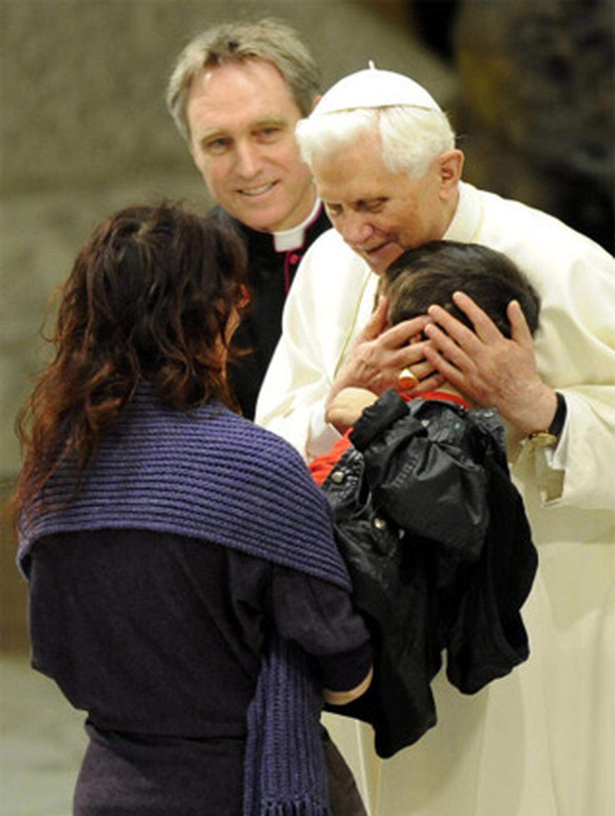 Papst Benedikt XVI. hat bei der Generalaudienz am Mittwoch an den Holocaust-Gedenktag erinnert: "Die erschütternden Berichte der Überlebenden zeigen der Welt, zu welchen abscheulichen Verbrechen der menschenverachtende Größenwahn und Rassenhass der Nazi-Ideologie in Deutschland geführt hat"